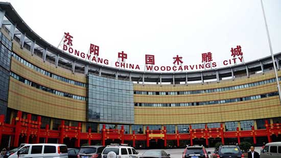 商业地产特别是城市综合体项目,更多的还是在服务方面,软性示范投入非常重要。以木雕城为例,我们可以为大师的作品申请专利、对接产品、对接厂家、进入渠道,从而在设计环节、生产环节、专利环节、渠道环节都有利可图,从而集聚更多的专业资源。最终在区域内成熟之后,获得市场反哺,形成一种全新的生活模式。 横店影视城沙盘图 持续投入升级带动区域价值 若说东阳木雕城才投入市场不久,还处于全面维护阶段,那么近邻东阳的横店影视城相信早已在国内家喻户晓,甚至很多人知晓横店还是因为横店影视城。 在横店,吃喝玩乐、旅游休闲样样都有,