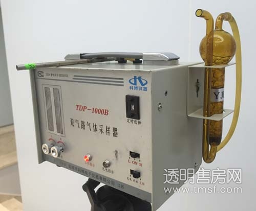 双气路气体采样器正在工作