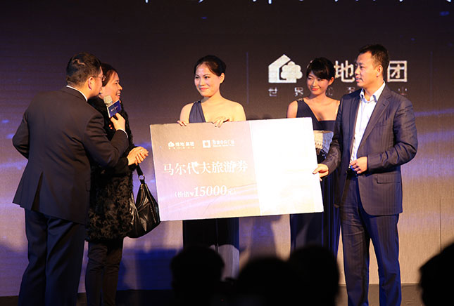 绿地浙江总经理杨司贵为业主颁奖