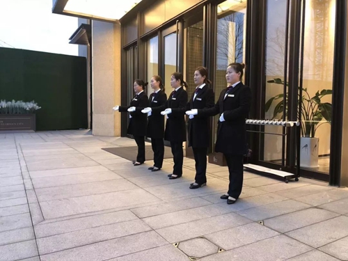 次训练迎宾人员,安保人员如何敬礼,如何摆臂,如何指挥停车,倒车等手势