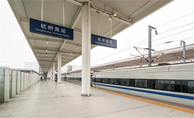 杭州南站高铁站台实景在南站坐上高铁1小时就可以到达整个长三角城市